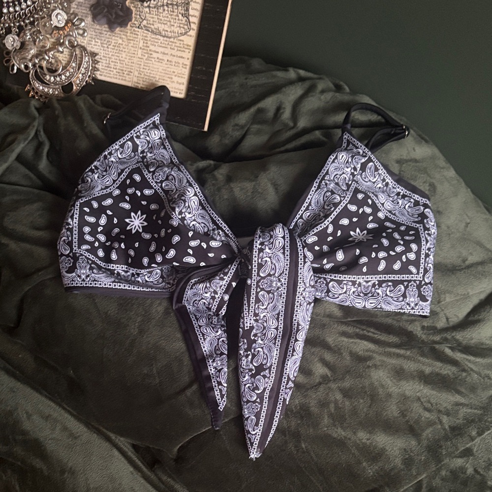 Black & White Bandana Print Tie-Front Bikini top - M 🖤🤠